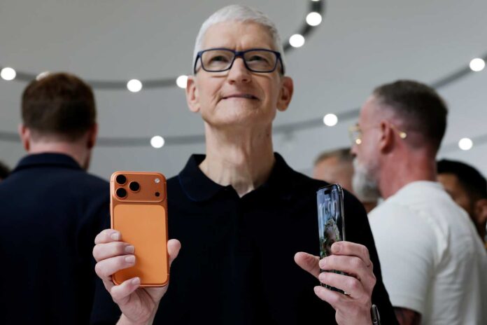 Apple CEO'su Tim Cook, bellek çipi krizini 