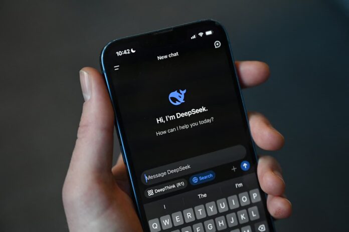 DeepSeek yapay zeka uygulaması bir akıllı telefon ekranında