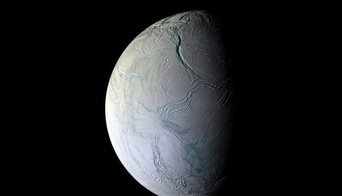 Satürn'ün uydusu Enceladus'un buzlu yüzeyinin altındaki okyanus