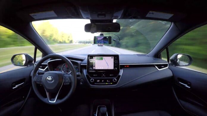 OpenAI GPT-6 Astra modelinin gerçek bir Toyota Corolla'yı DrivingBench parkurunda sürdüğü test görüntüsü