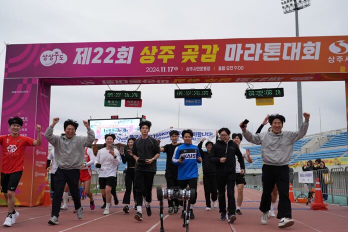 Robot köpek RAIBO2 maraton parkurunda koşarken - Görsel: Seoul Economic Daily