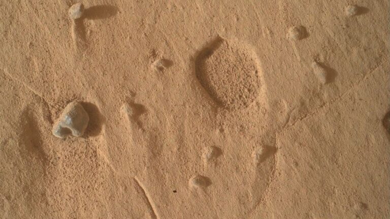 NASA, Mars’ta Nedeni Bilinmeyen Delikler Buldu