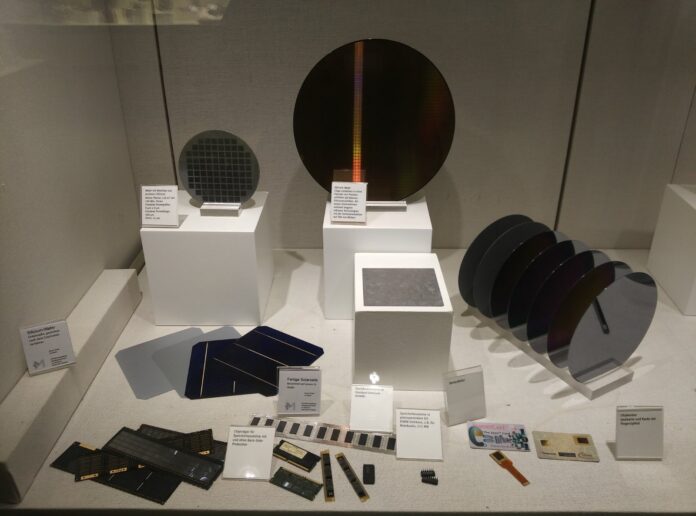 Silikon wafer üzerinde üretilmiş yarı iletken çipler