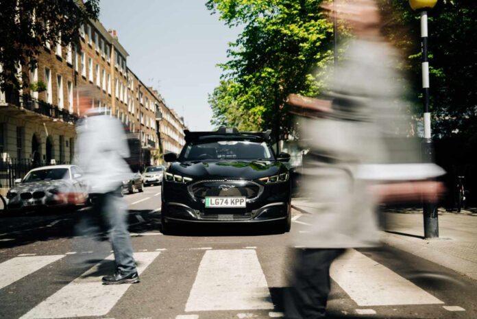 Uber ve Wayve'in Londra'da kullandığı otonom Ford Mustang Mach-E