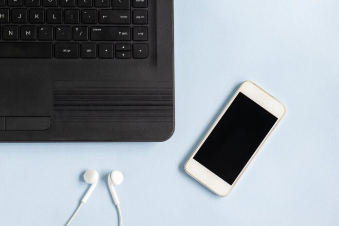 Dizüstü bilgisayar, akıllı telefon ve kulaklık