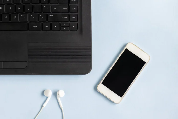 Dizüstü bilgisayar, akıllı telefon ve kulaklık