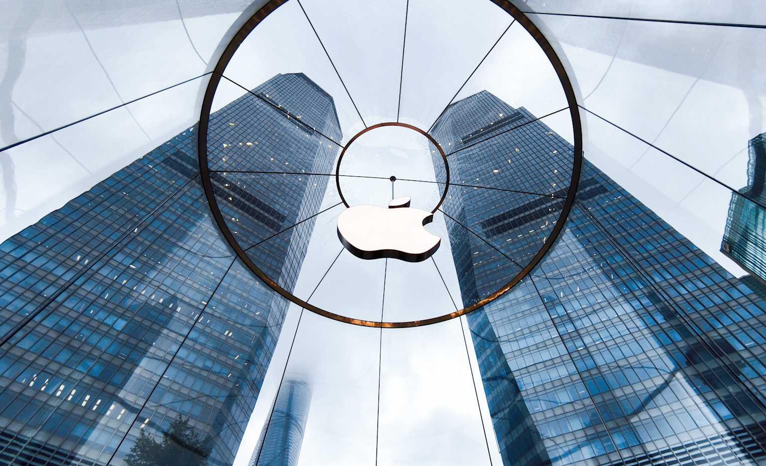 Apple, Yapay Zekâ Satış Dalgasında Nvidia’yı Geçip Dünyanın En Değerli Şirketi Oldu