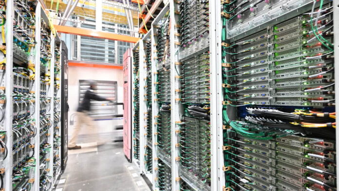 AWS veri merkezi iç mekânı