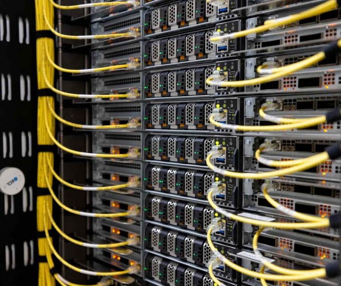Nvidia GB300 yapay zekâ sunucu rafı