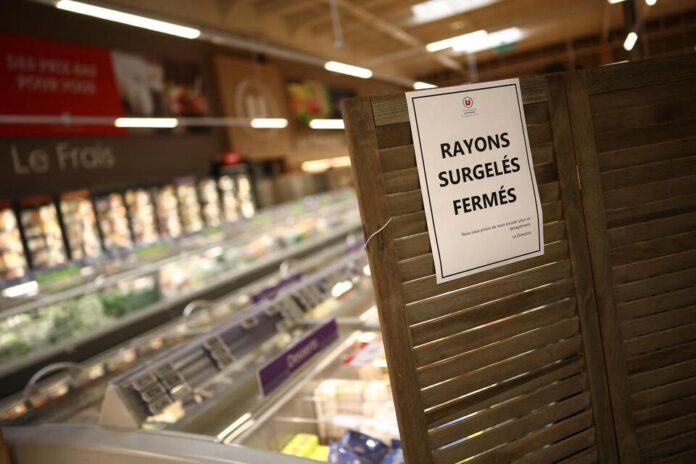 Fransa'da bir süpermarketin soğutma ürünleri reyonu