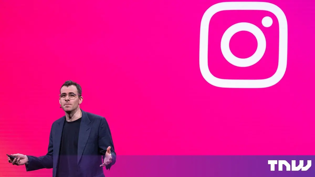 Instagram logosu önünde sahnede konuşan Adam Mosseri