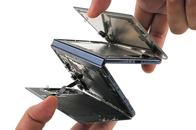 iFixit iPhone Duo’yu Söktü: En Onarılabilir Katlanabilir, Ama Ekran Sorunu Var