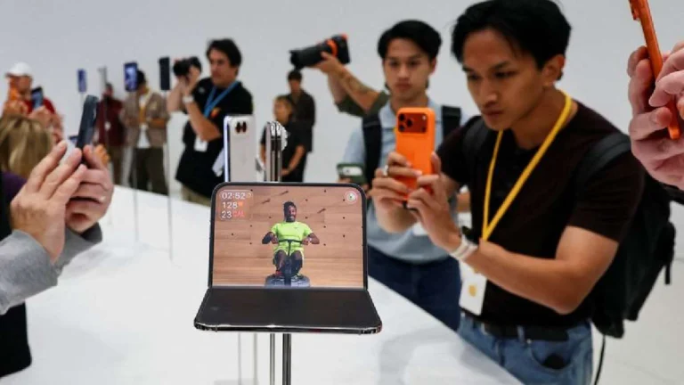 Apple’ın Katlanabilir iPhone Duo’su Satışa Çıktı: Fiyat 1.999 Dolar, Stok Kıt