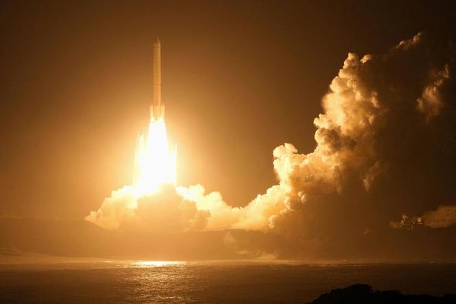 Japonya'nın MMX uzay aracını taşıyan H3 roketi Tanegashima'dan fırlatılıyor