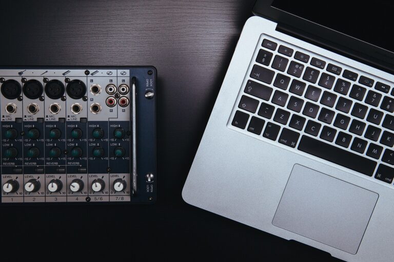 Apple, Dokunmatik OLED MacBook Pro’yu Çarşamba Günü Tanıtacak: macOS Dokunmaya Uyum Sağlıyor