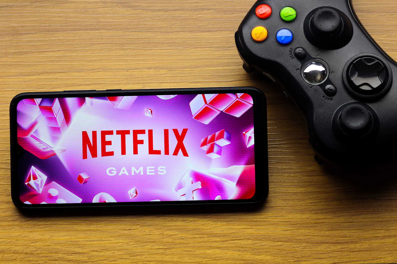 Elde tutulan telefonda Netflix logosu