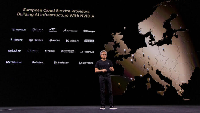 Nvidia CEO'su Jensen Huang Paris'te konuşma yaparken