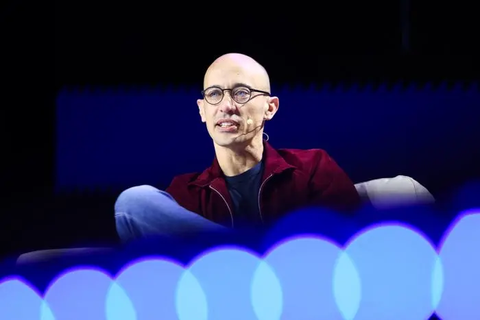 Shopify CEO'su Tobi Lütke'nin şarap mahzenindeki yapay zekâ sunucusu