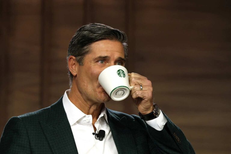 Starbucks CEO’su Niccol, Çok Markalı Bir Geleceği Göz Ardı Etmiyor