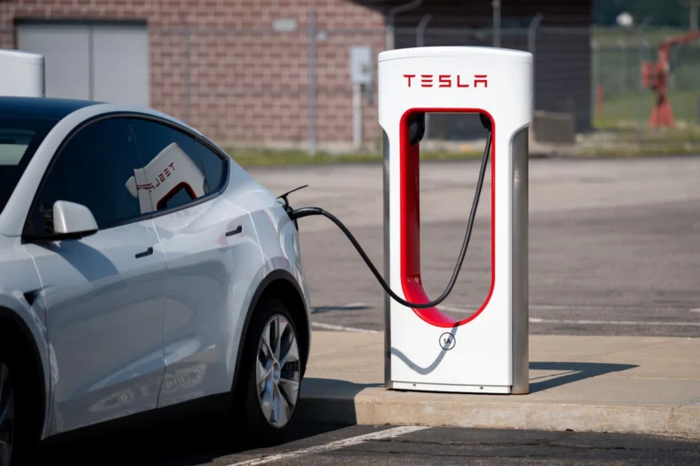 Tesla’dan “Emergency Drive Away” Güncellemesi: Araç Şarjdayken de Hareket Edebilecek