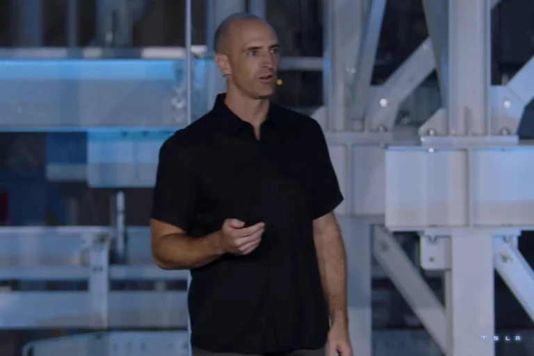 Tesla’nın Enerji Direktörü Mike Snyder Ayrıldı, Cybercab Montaj Lideri Rivian’a Geçiyor