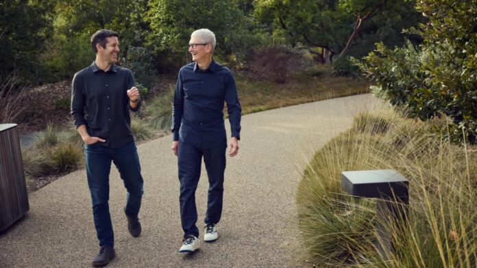 Tim Cook ve John Ternus