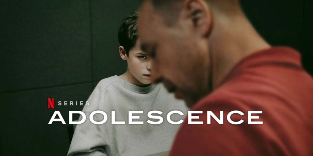 Şüphesiz ki Adolescence 2025'in en iyi dizileri arasında başa oynuyor. Bu sınırlı dizinin dört bölümünün her birini tek bir kesintisiz çekimde filme alma gibi şaşırtıcı başarıyı bir kenara bırakın. Bunun yerine, sosyal medyanın baskısı altında 13 yaşındaki bir çocuğun sınıf arkadaşını öldürdüğü suçlamasıyla parçalanan sıradan bir ailenin son derece güncel hikayesini düşünün. Stephen Graham'ın çocuğun babası rolünde ve yeni oyuncu Owen Cooper'ın çocuk rolünde büyüleyici performanslarını da ekleyin, işte size muazzam bir TV klasiği.