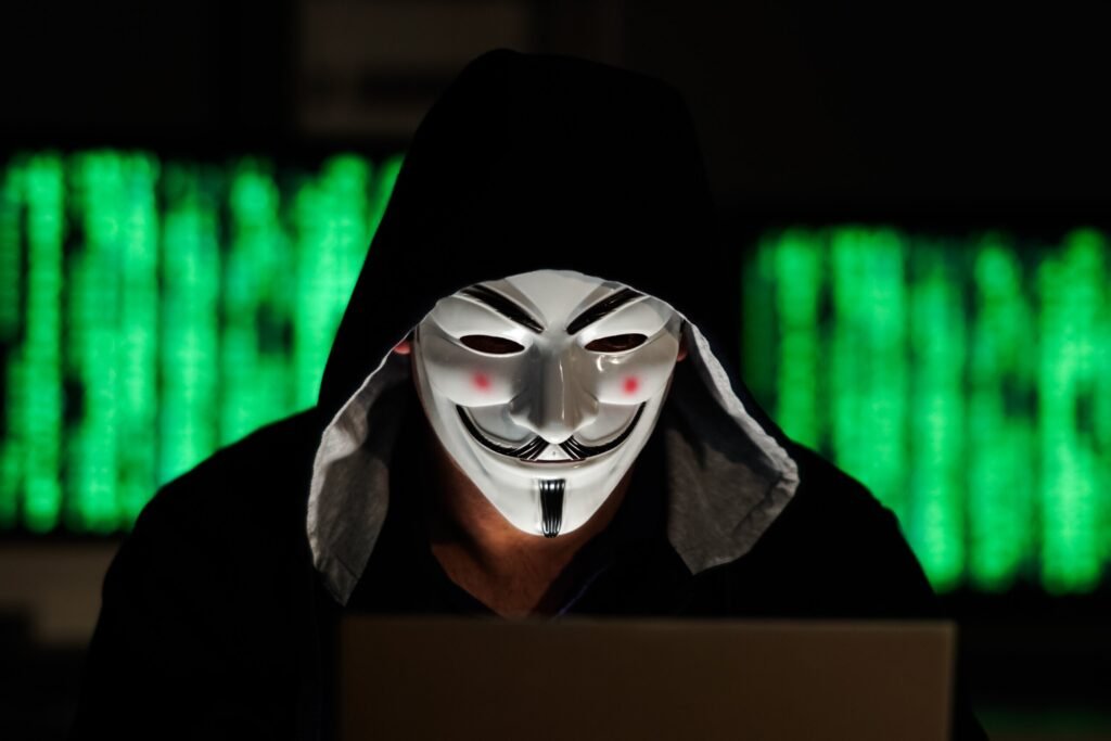 Anonymous, çeşitli siyasi olayları, genellikle devlet teşkilatlarına ait sitelere siber saldırılar düzenleyerek protesto eden bir hacktivist grubu ve Dünya'nın en büyük hacker topluluğu.