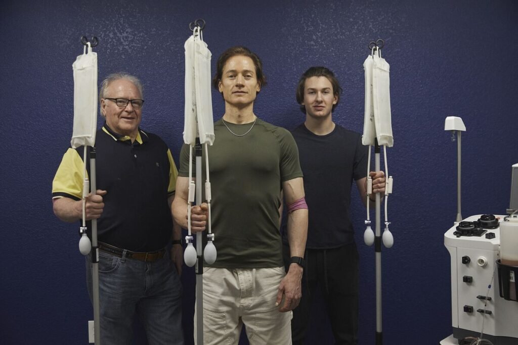 Bryan Johnson, 17 yaşındaki oğlu ve 70 yaşındaki babası dahil olmak üzere kendi ailesinden plazma bağışlarını kabul ederek 2 yıl önce cesur ve etik açıdan sorgulanabilir bir adım atmıştı.