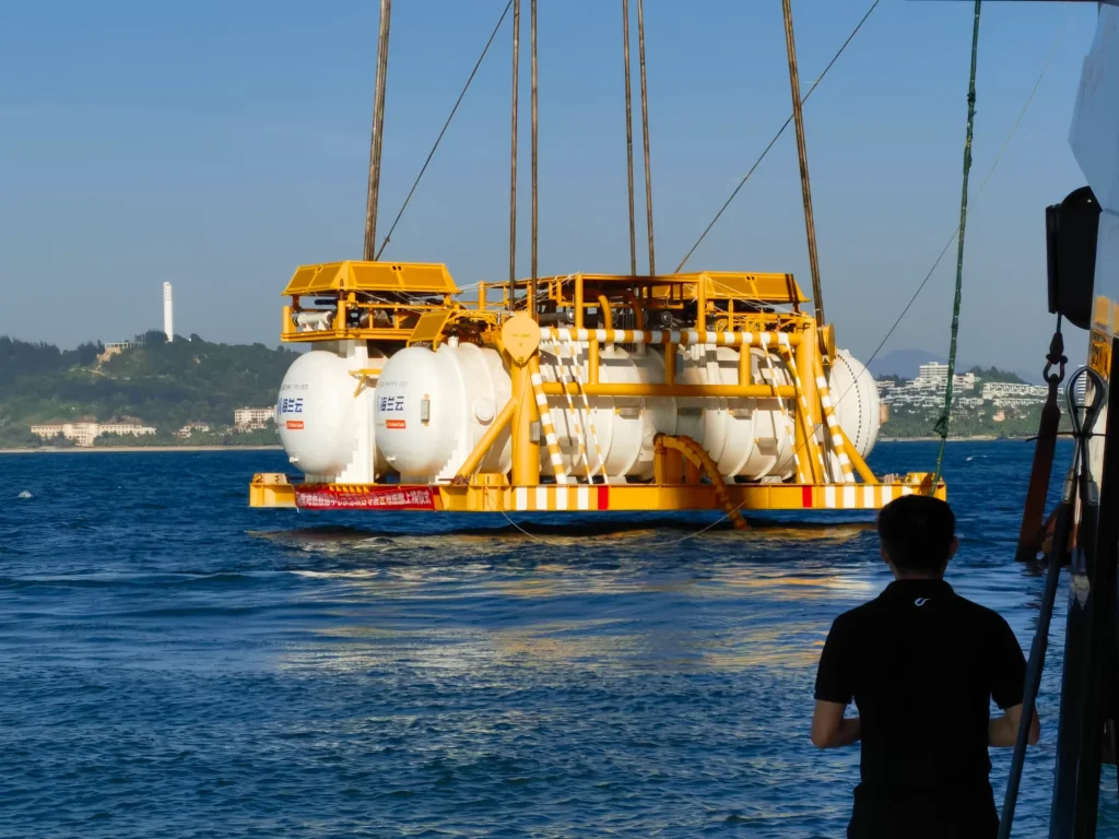 Kasım 2023'te Çin'in ilk ticari su altı veri merkezi projesi kapsamında sunucular ve diğer ekipmanları taşıyan iki su geçirmez konteyner, Hainan açıklarında okyanusa indirildi.