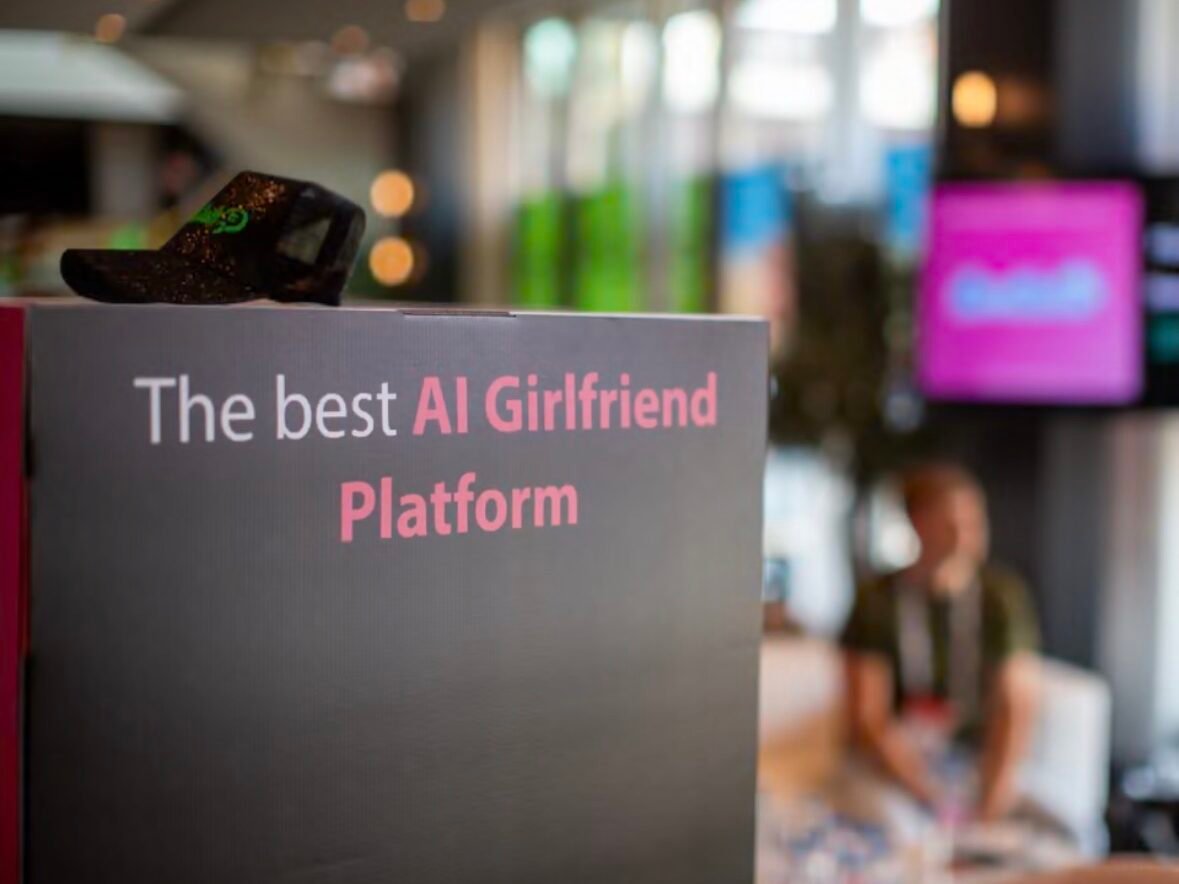 Geçen ay Prag'da düzenlenen bir yetişkin endüstrisi konferansında delegeler, kullanıcılara yapay zeka ilişkileri kurma şansı sunan sitelerde keskin bir artış olduğunu kaydetti.