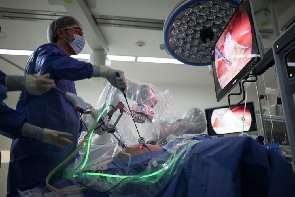 Şili’de gerçekleştirilen ilk yapay zeka destekli tek kişilik ameliyatın operasyon anından bir kare.