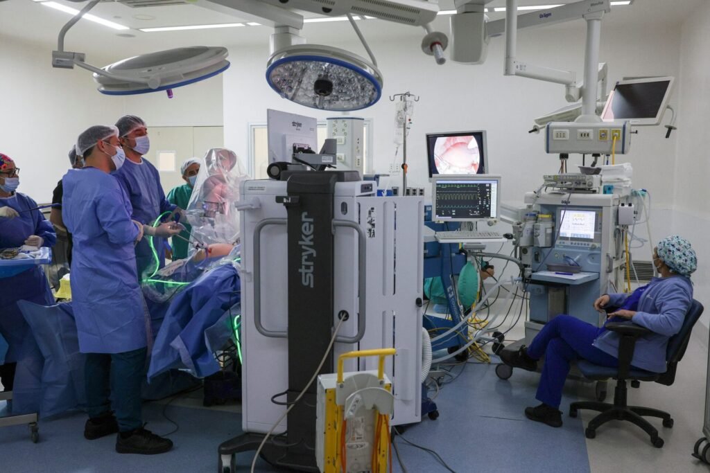 Cerrah Ricardo Funke, AI destekli sistemle insan asistan olmadan ameliyat yapıyor.