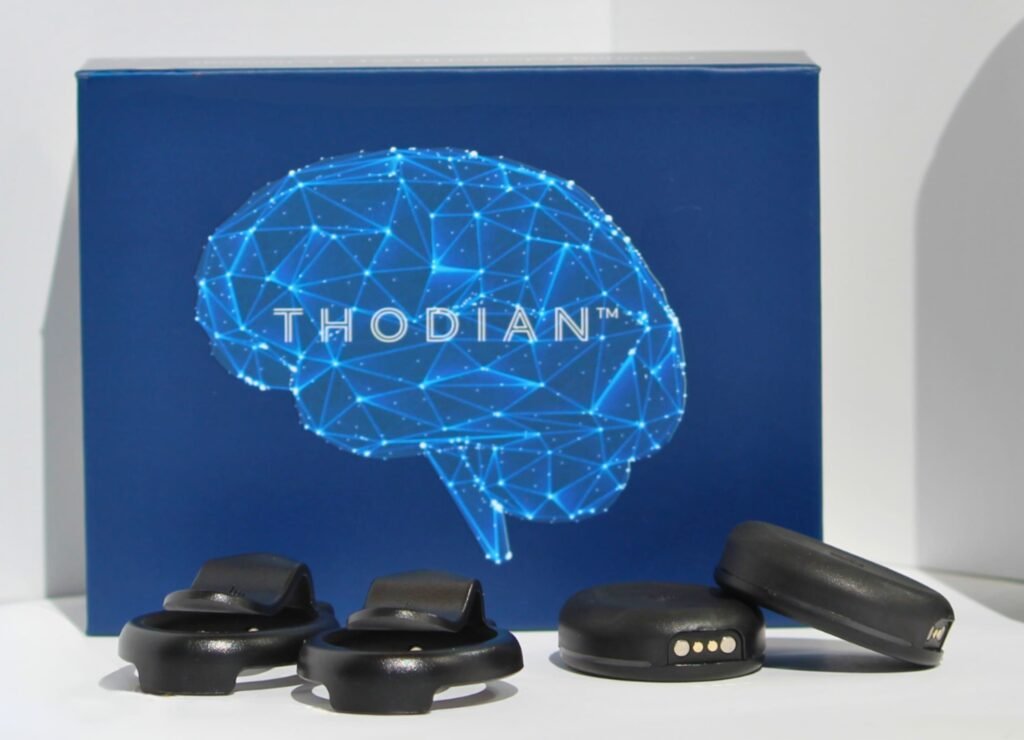 CES 2026'da tanıtılan Thodian, "vücudun iki yanına takılan" klipsli dokunsal jetonlar şeklinde karşımıza çıkıyor.