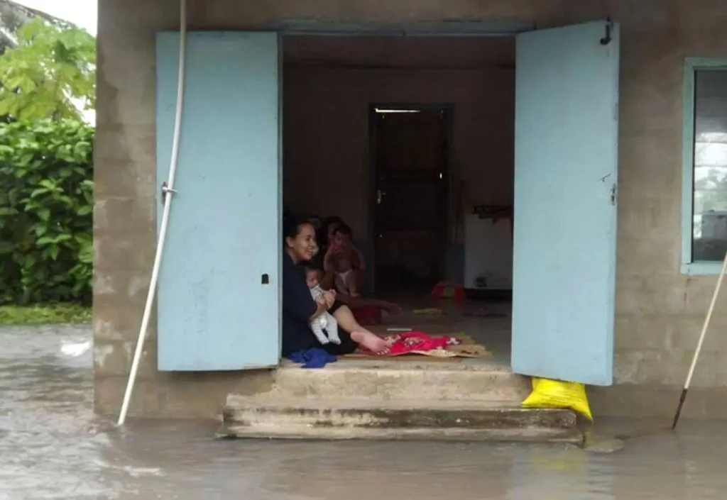 Tuvalu adasında sık sık sel suları iç kesimlere doğru ilerliyor.