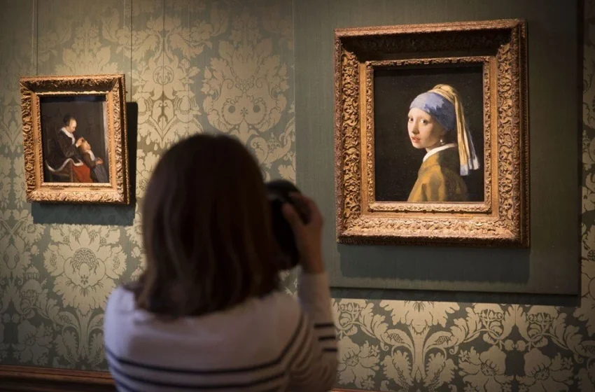 Vermeer’in İnci Küpeli Kız tablosu, her yıl binlerce sanatseveri müzeye çekerek popülerliğini korumaya devam ediyor.