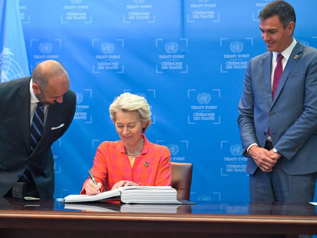 Açık Denizler Anlaşması, herhangi bir ülkenin kontrolü dışında kalan uçsuz bucaksız okyanus alanlarını düzenleyecek. Avrupa Komisyonu Başkanı Ursula von der Leyen, İspanya Başbakanı Pedro Sánchez'in yanında Açık Denizler Anlaşması'nı ilk olarak Eylül 202'te imzalamıştı. (AP).