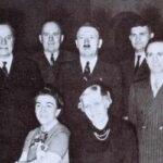 Ocak 1936’da Berlin’de çekilen bu fotoğrafta, Lord Rothermere, George Ward Price, Adolf Hitler, Fritz Wiedemann, Joseph Goebbels, Prenses Stephanie von Hohenlohe ve Magda Goebbels yer alıyor. Bu fotoğraf, 1930’larda İngiltere ile Nazi Almanyası arasındaki medya ilişkisini ve George Ward Price’ın bu ilişkideki rolünü göstermektedir.