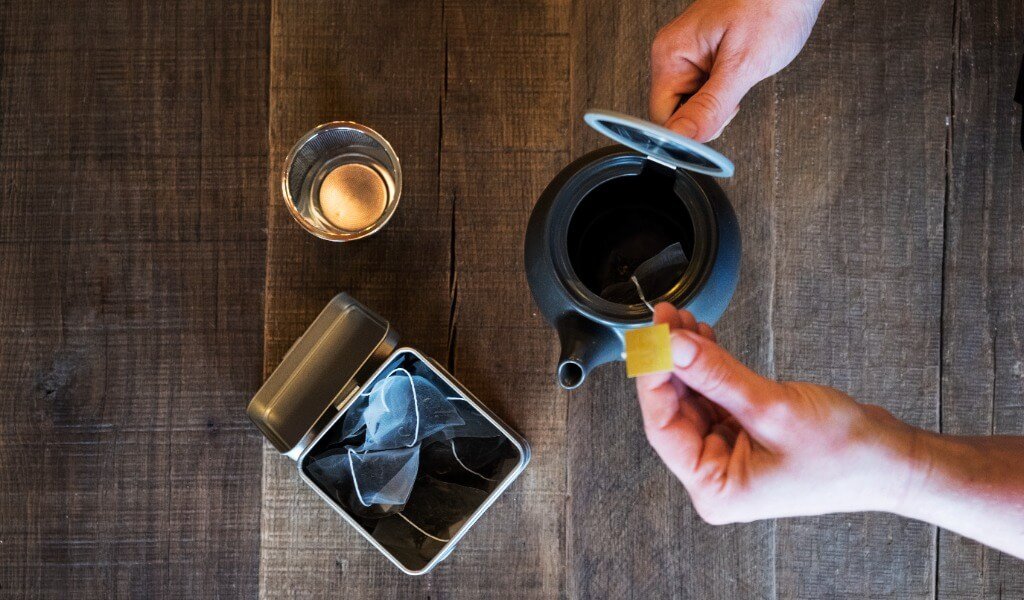 Poşet çaylar, sıcak suyla demlendiğinde mikroplastik salabilir.