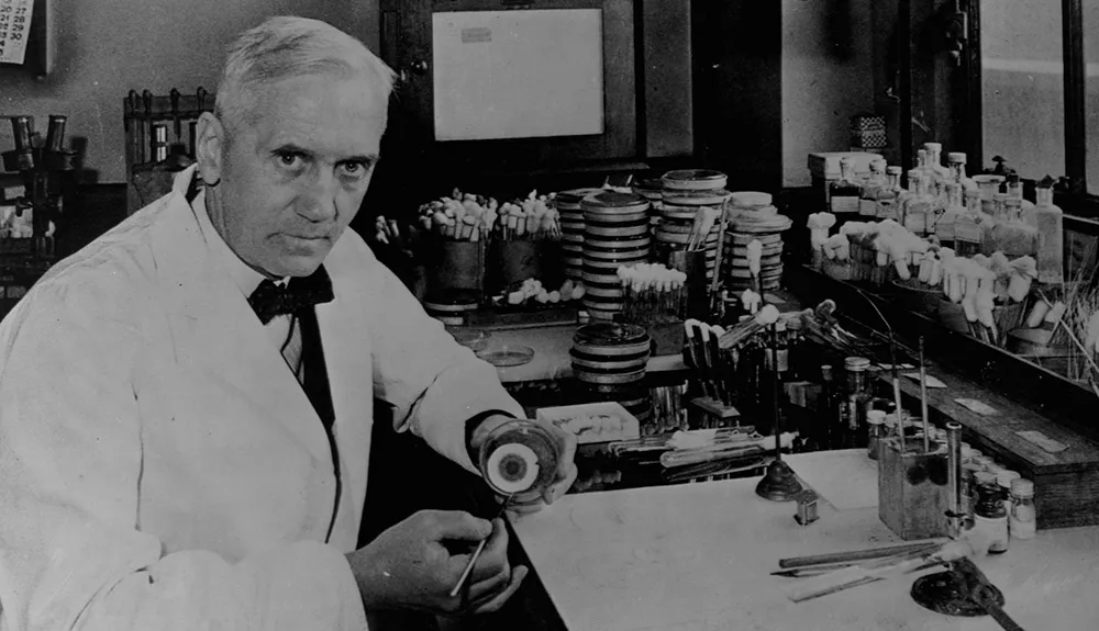 İlk modern antibiyotik olan penisilin, 1928 yılında Alexander Fleming tarafından keşfedildi .