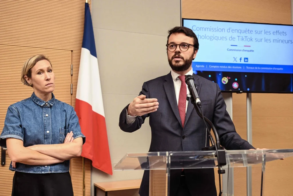Baş yazar Laure Miller (R) ve Arthure Delaporte altı aylık komisyona başkanlık etti.
