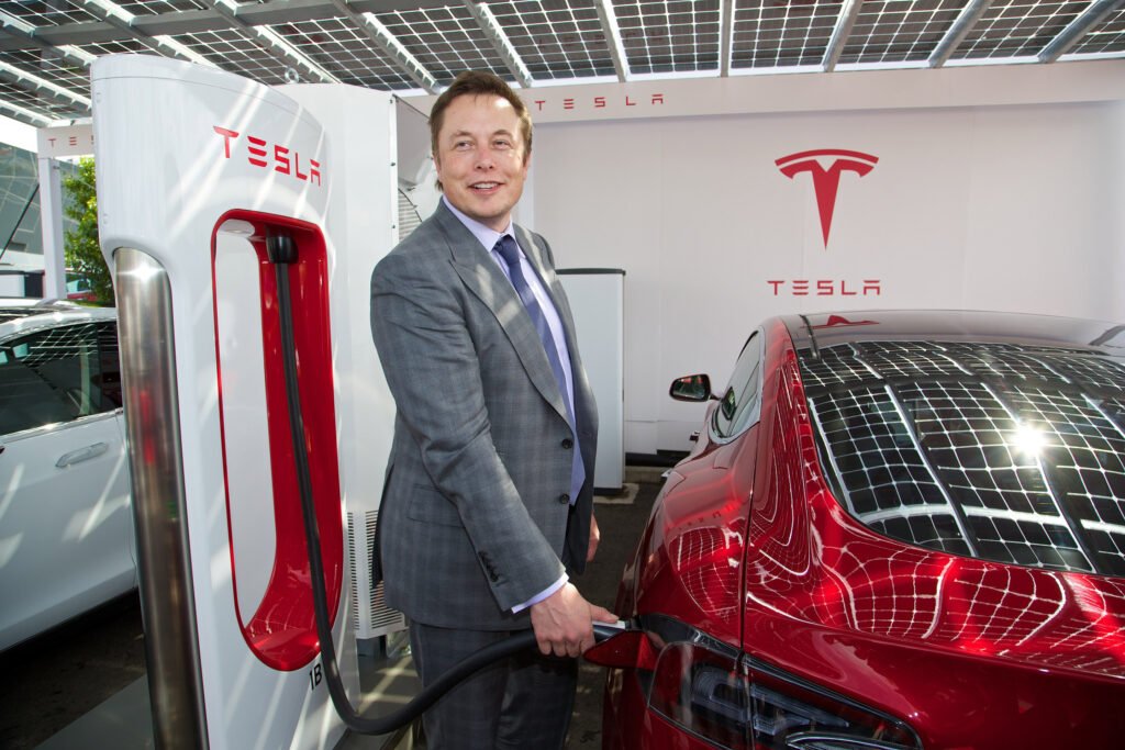 Elon Musk ve Tesla, 2025’te Samsung ile imzalanan 16,5 milyar dolarlık çip anlaşmasıyla yeniden gündemde.