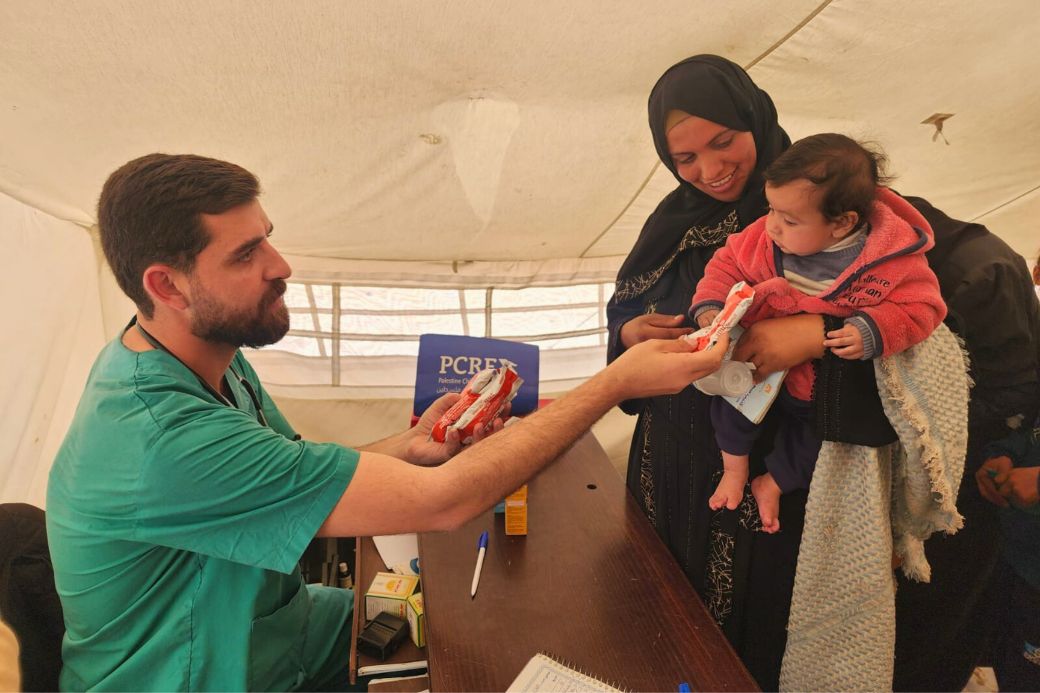 Gazze'de felaket boyutunda açlık yaşanıyor. Bir CESVI gönüllüsü doktor, bu durumla mücadele etmek için gıda dağıtıyor.