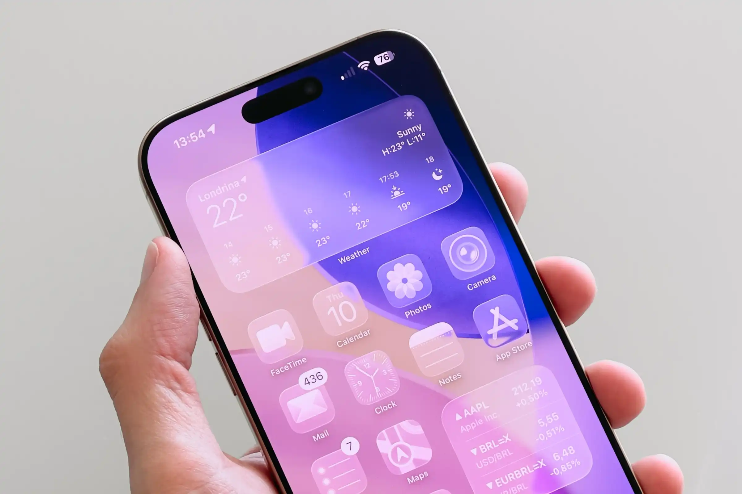 iOS-26-Liquid-Glass