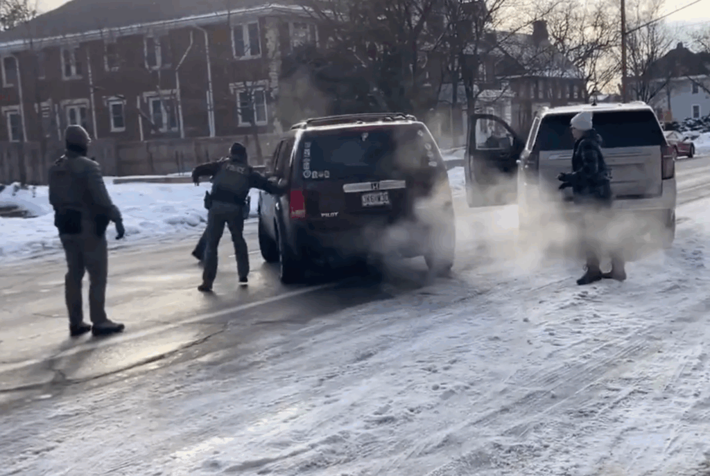 Olayın ayrı bir videosundan alınan, ICE ajanlarının silahları ateşlendiği an. @maxnesterak X'ten alındı