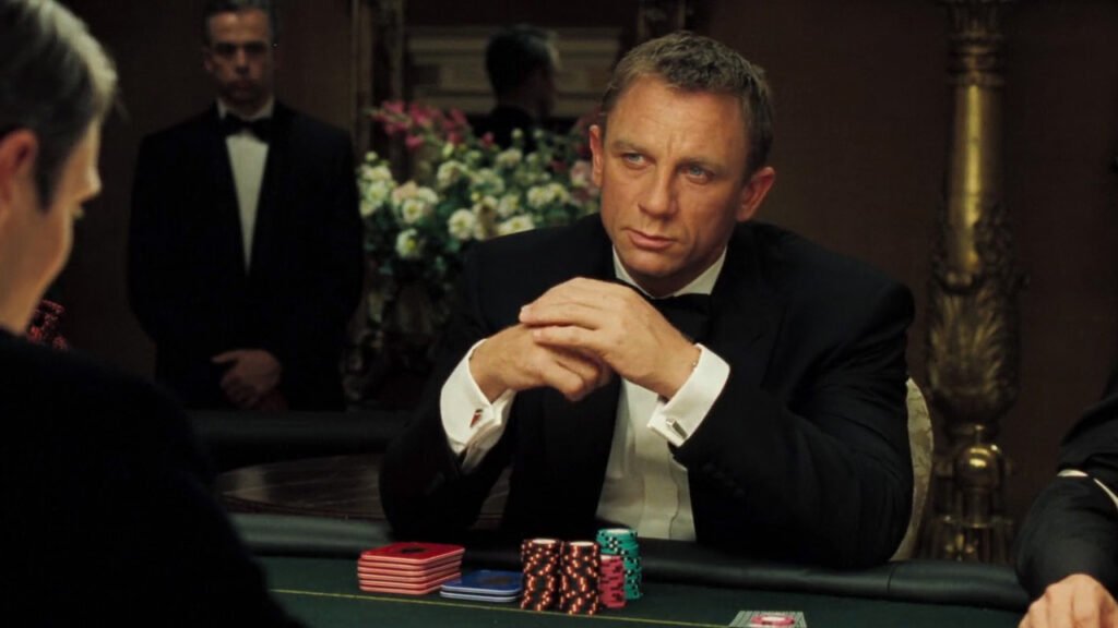 Genç James Bond’un erken dönem görevi; casinolarda ve uluslararası entrikalarda hayatta kalma sınavı.
