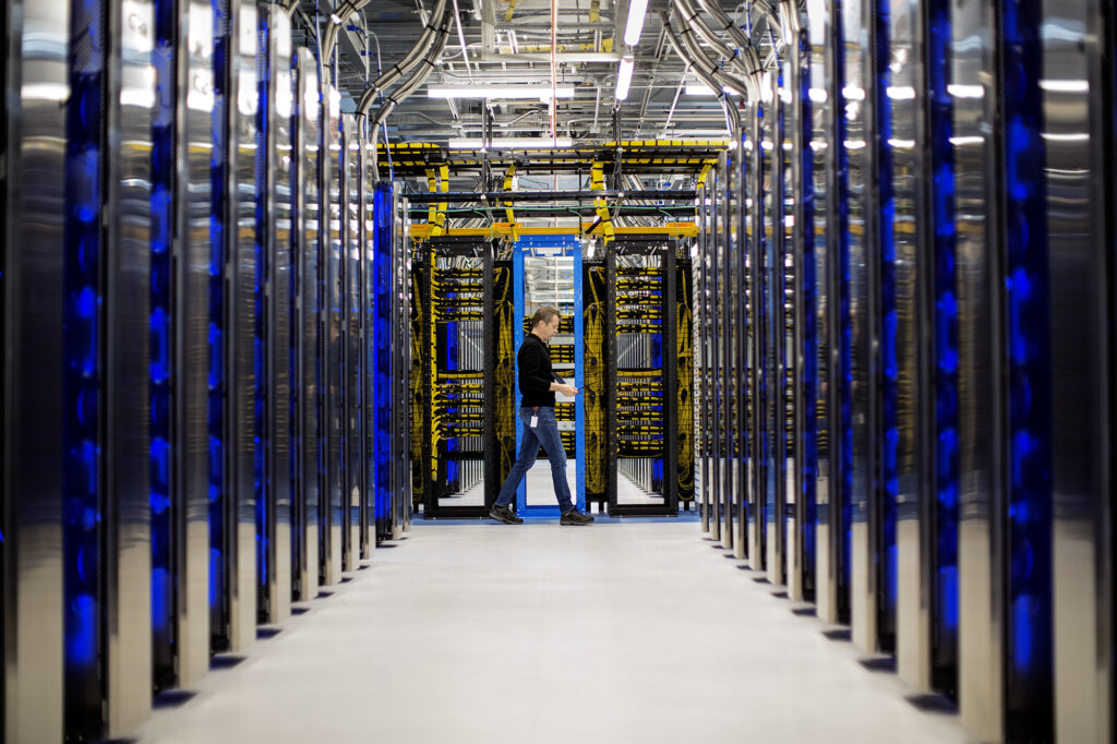 Microsoft Azure'nin İsviçre'deki devasa veri merkezinden bir görüntü.