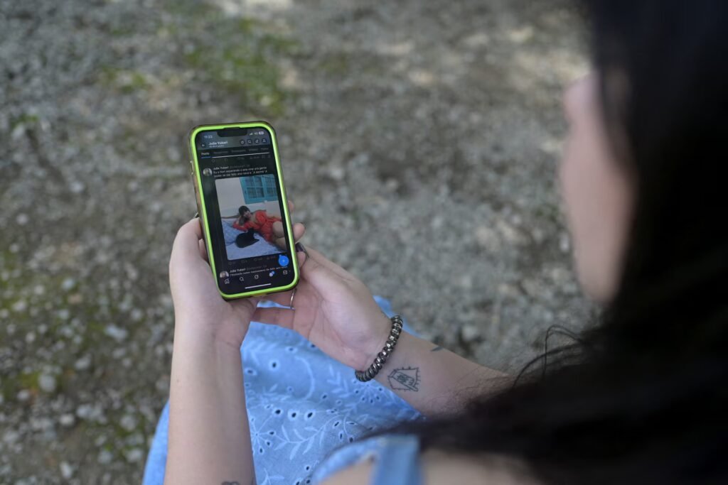 Rio de Janeiro'da yaşayan müzisyen Julie Yukari, Elon Musk'ın sosyal medya platformu X'e entegre edilmiş sohbet robotu Grok'un, kullanıcıların paylaştığı bir fotoğrafta düzenleme talepleri üzerine neredeyse çıplak fotoğraflarını oluşturduğunu keşfettikten sonra Reuters'a bir röportaj verdi. // Rio Claro, Rio de Janeiro eyaleti, Brezilya, 3 Ocak 2026. REUTERS/Tita Barros