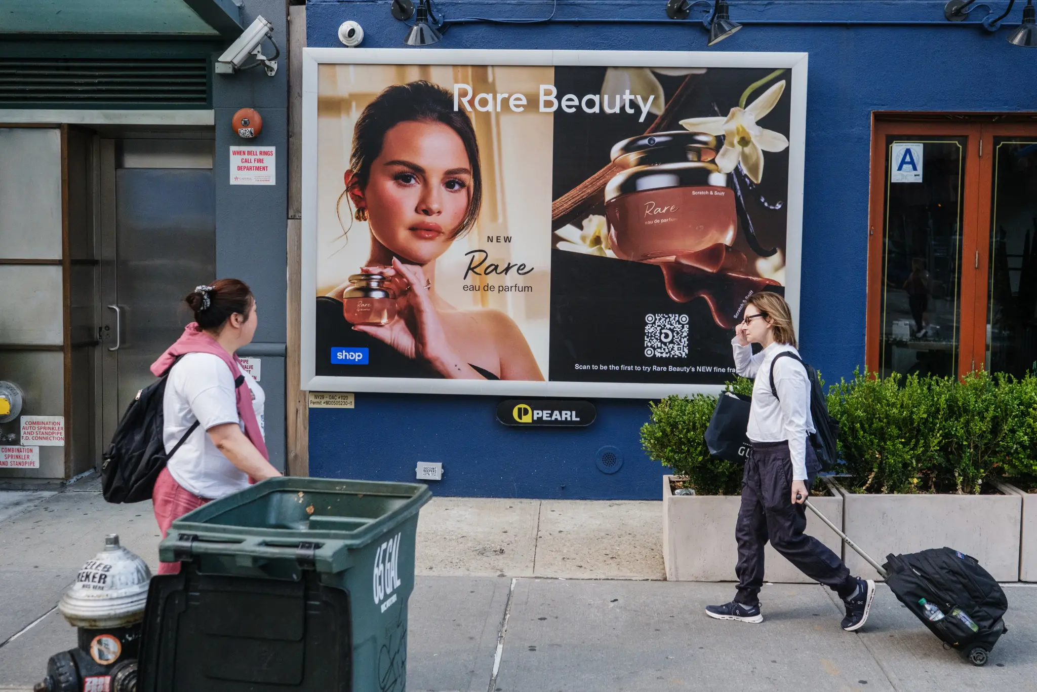 new-marketing-campaign-selena-gomez-109278330.jpg Rare Beauty’nin kokulu billboard kampanyasından bir kare.