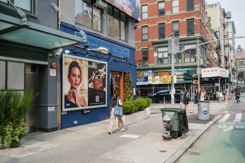New York’ta bir caddede konumlandırılmış Rare Beauty’ye ait kokulu billboard görüntüsü.
